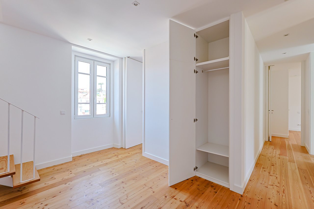 3-BDR Duplex with Sea View, Balcony & Private Lift in Monte Estoril