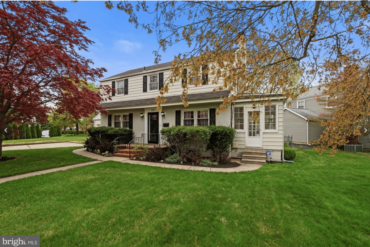 715 W Crystal Lake 