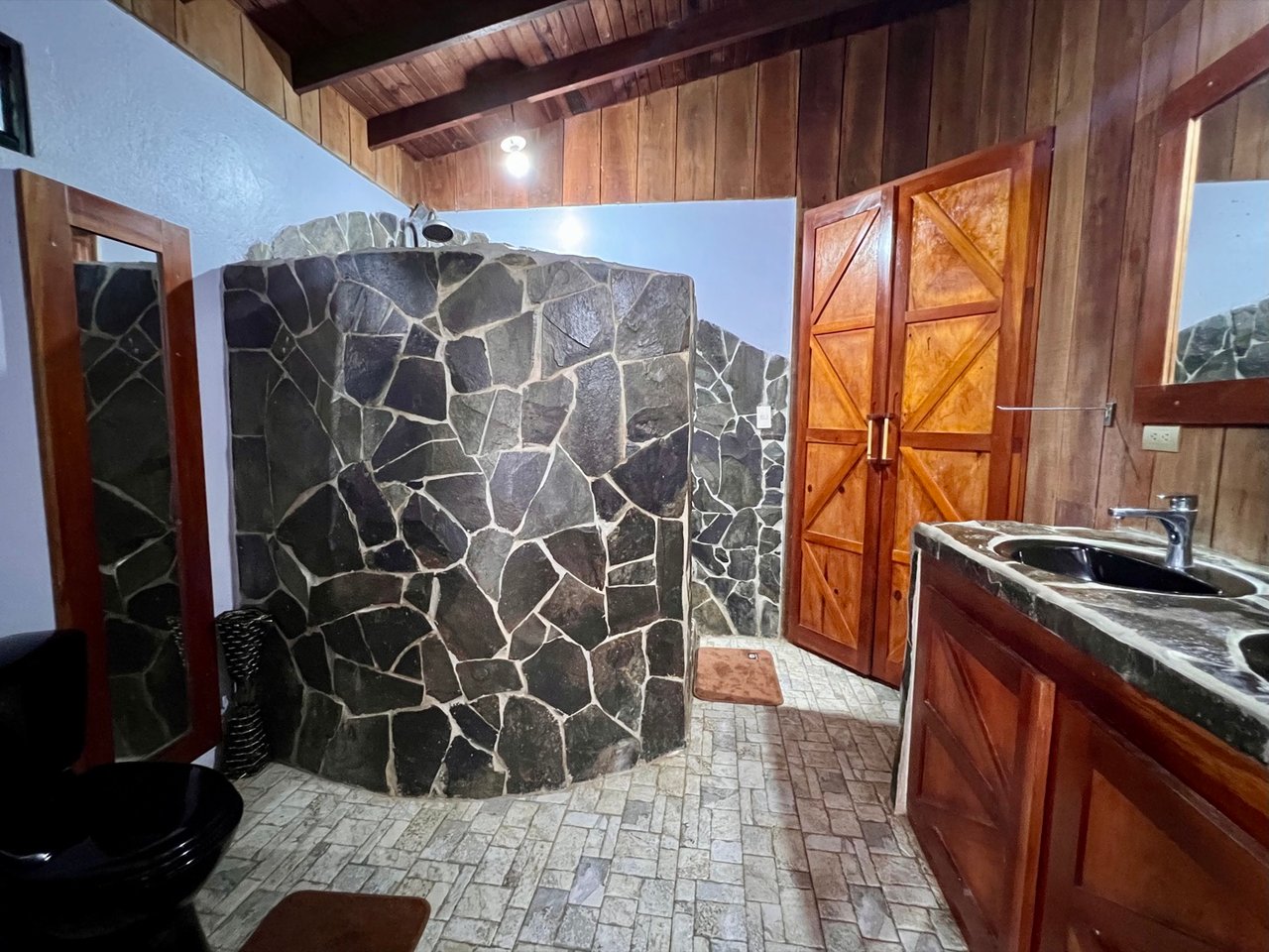 Strategically Located Property with Panoramic Views and Development Potential in Tinamastes
