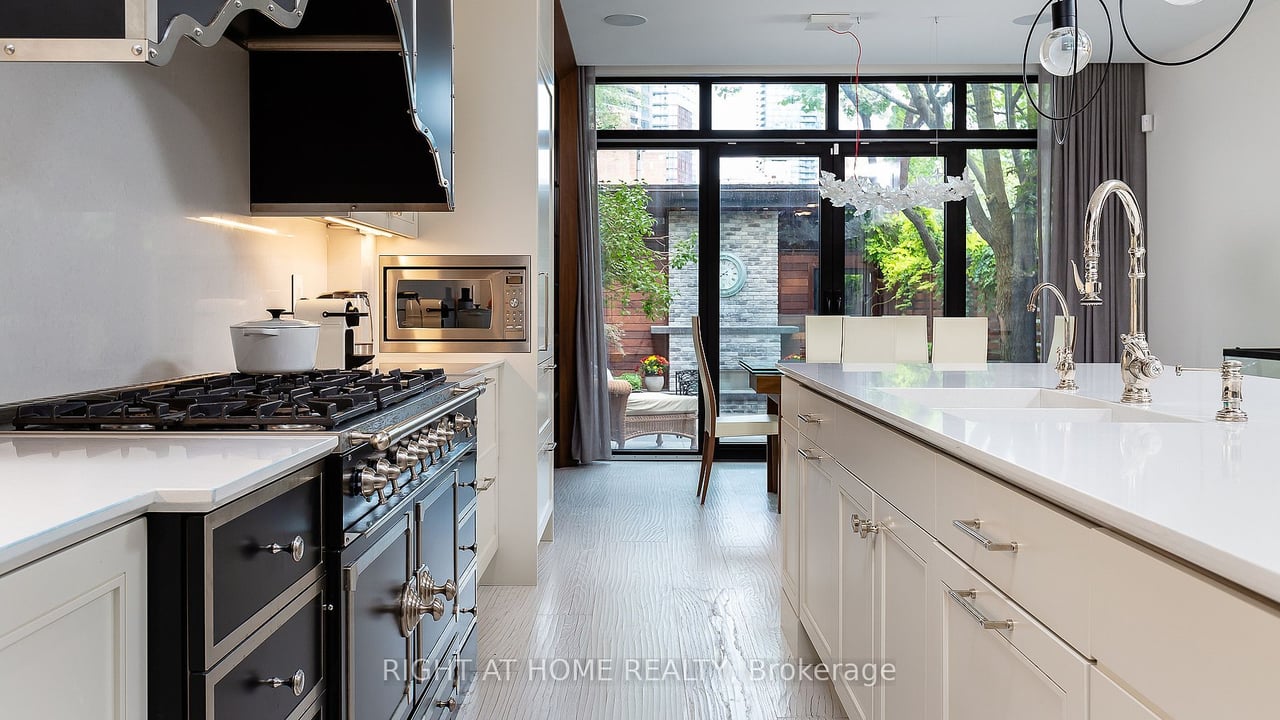 YORKVILLE FORESTY LUXURY