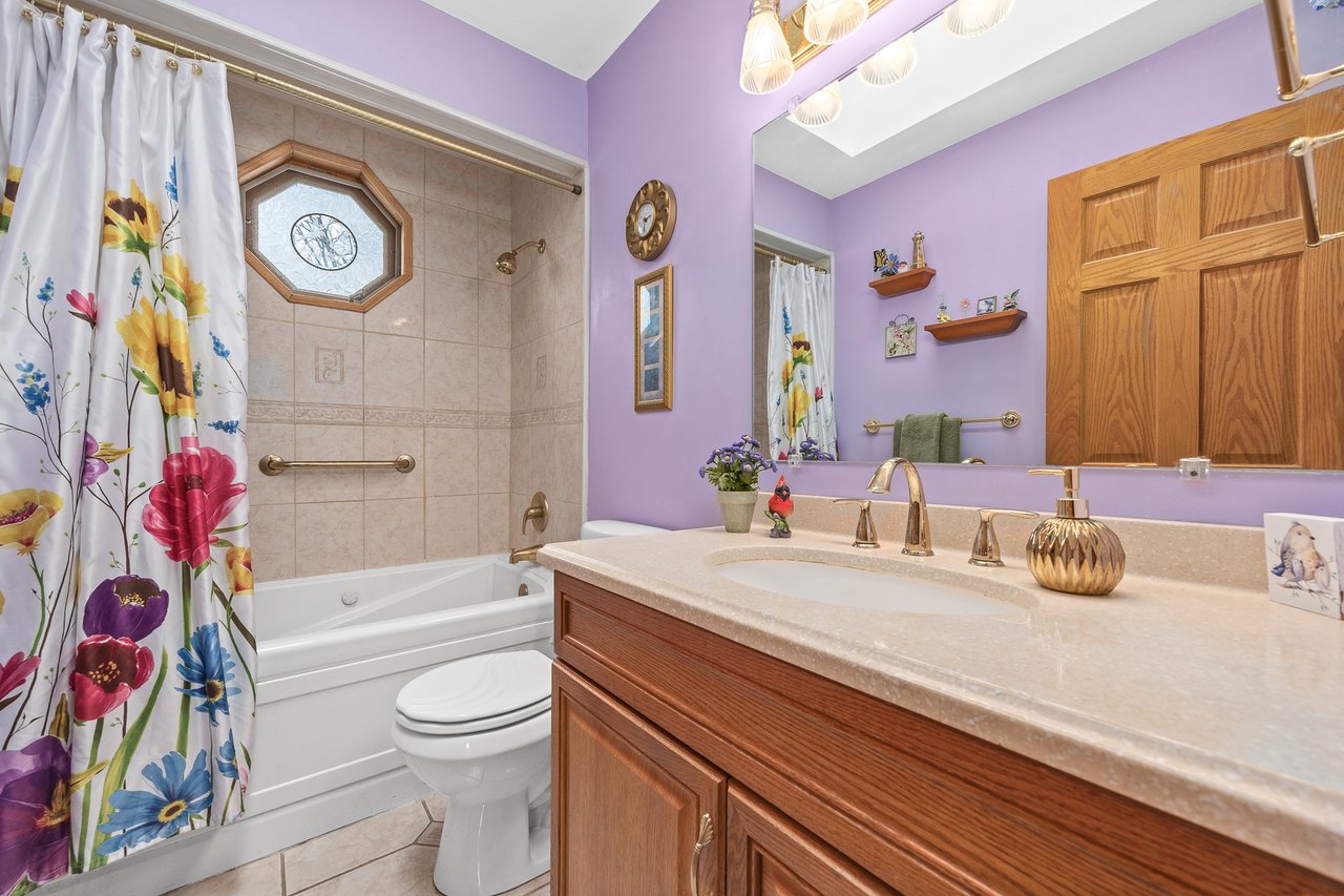 8000 Oakview Lane, Woodridge