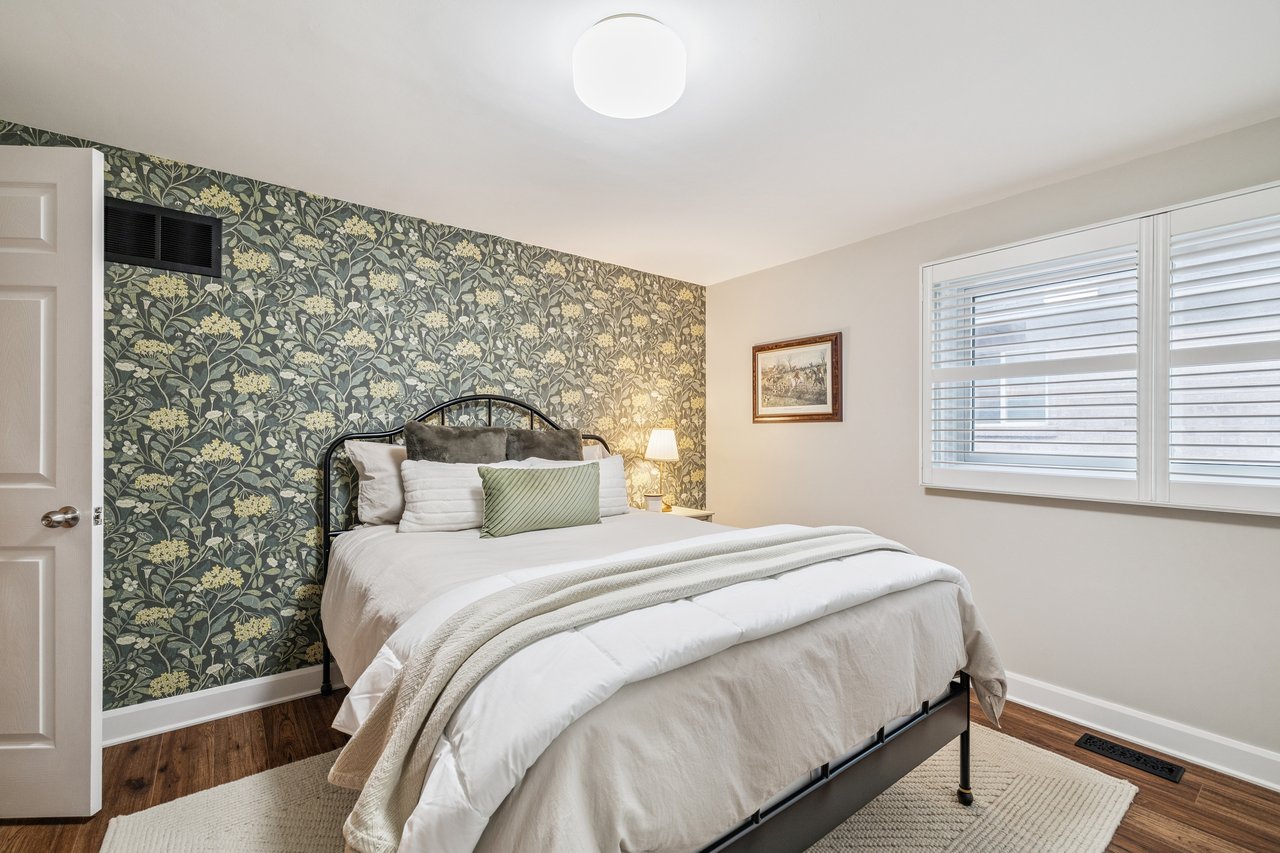 Impressive Home on Ravine Lot in Glen Abbey