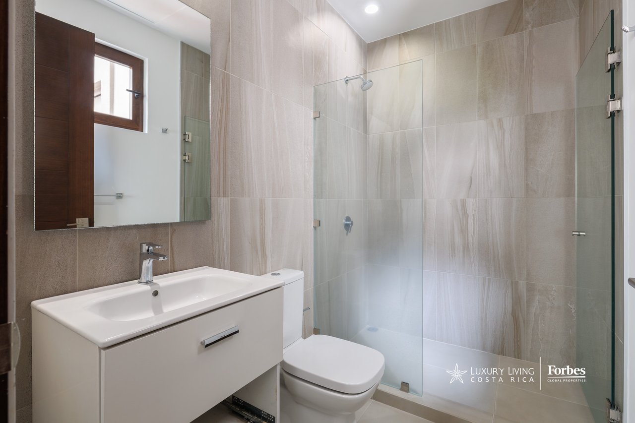 21475 - Modern apartment, 4 bedrooms + maid's quarters in Escazu for sale and rent