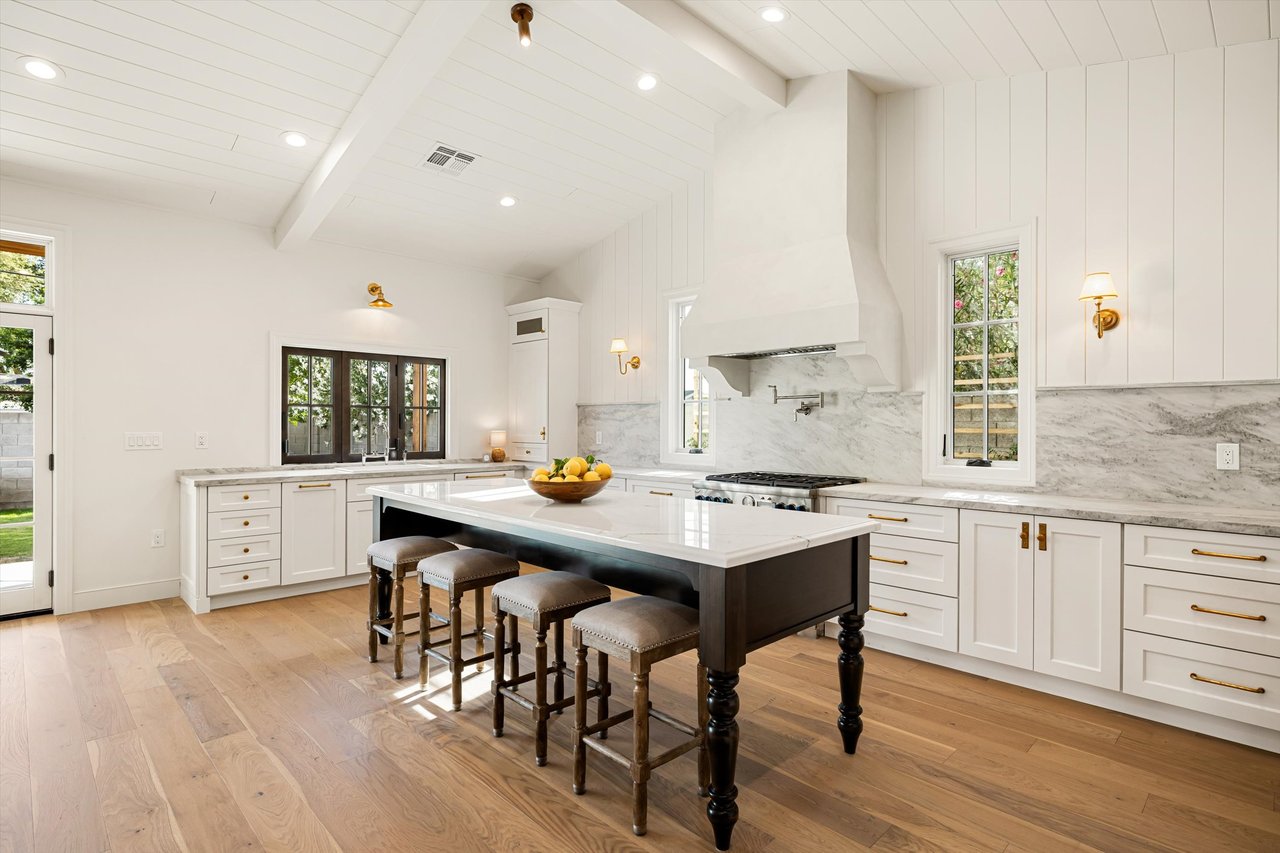 4835 E INDIANOLA Avenue