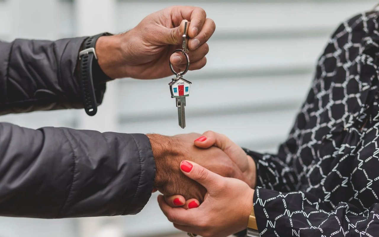 Real Estate Agent vs. Broker: Exploring the Key Differences, Requirements, & More