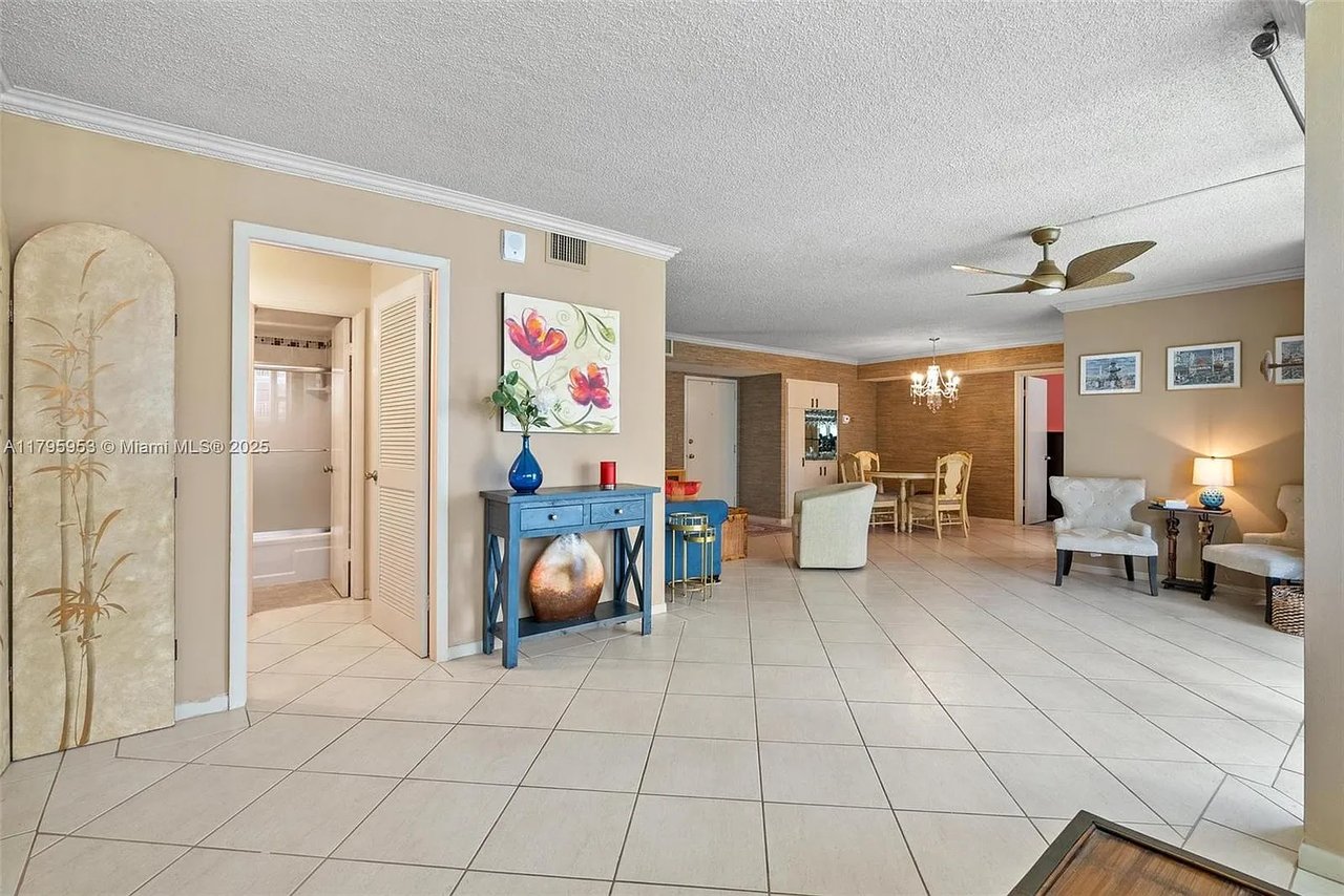 1239 Hillsboro Mile Apt 203