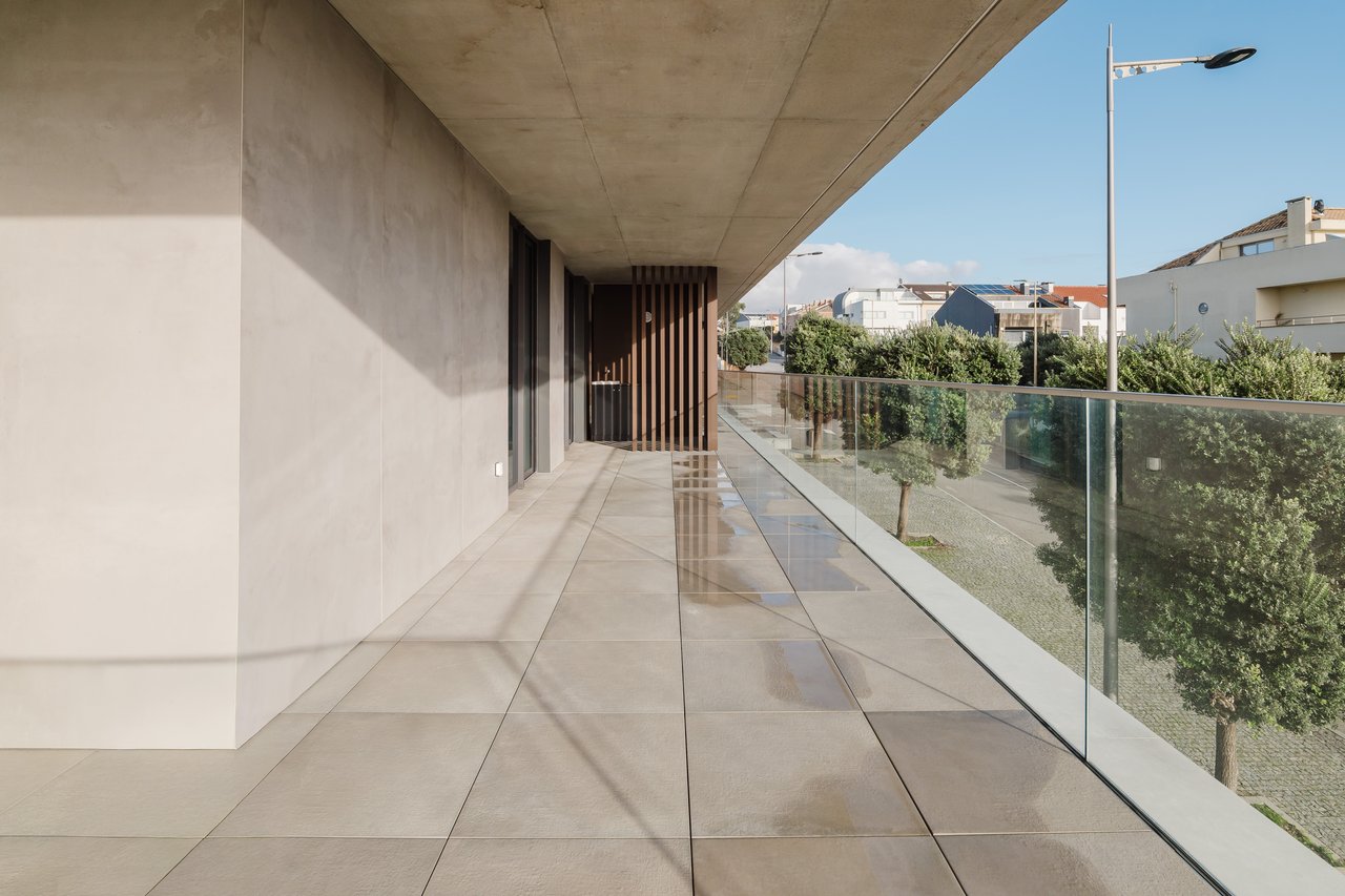 Luxurious 4-Bedroom Sea-View Apartment with Expansive Terrace and Parking in Vila Nova de Gaia