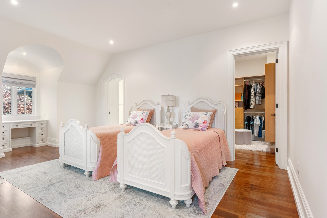 1081 Argyle Drive, Oakville