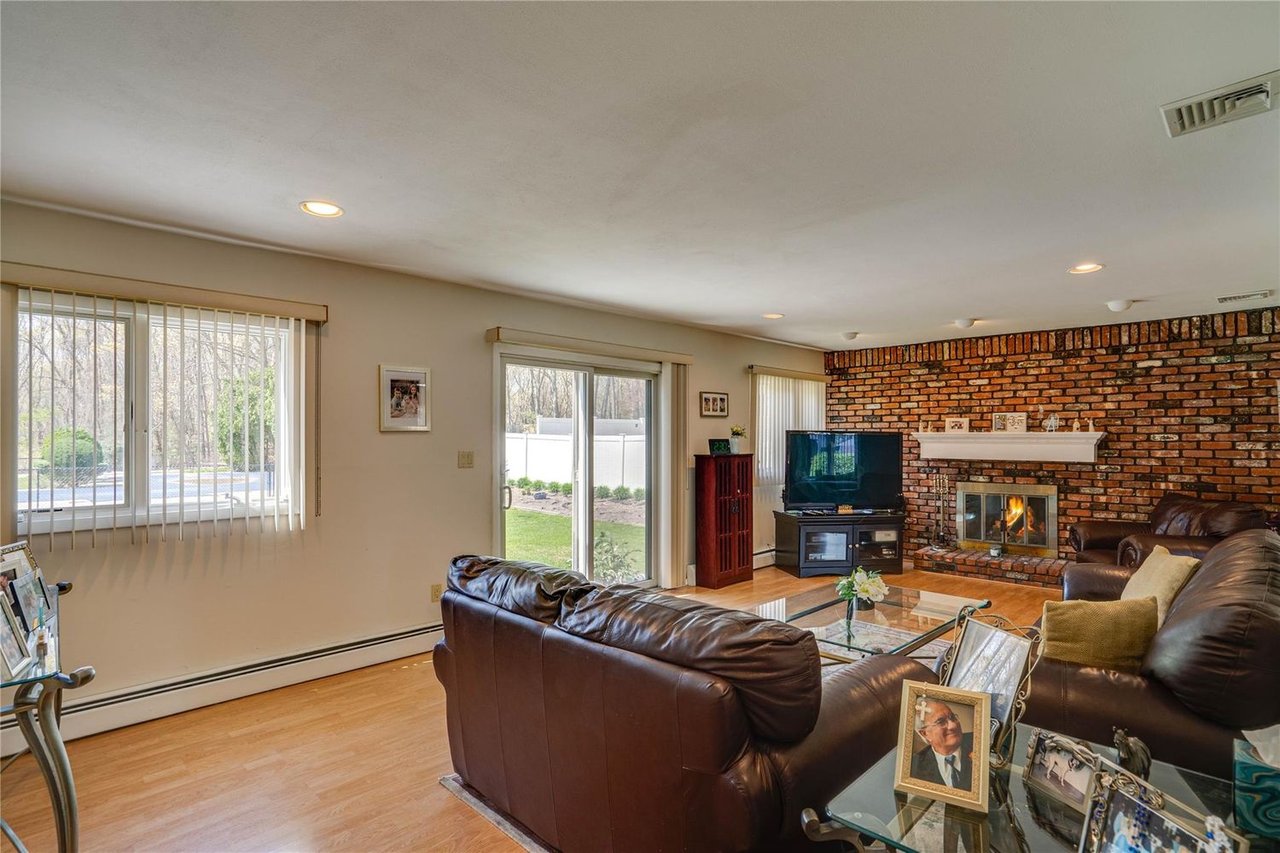 1 Stonehurst Ln