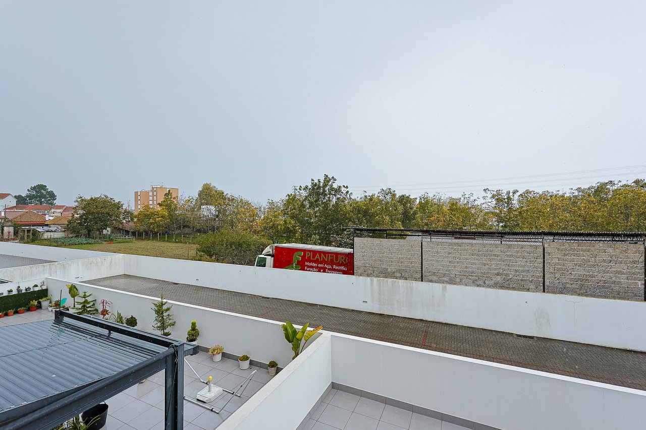 Modern 2-Bed, 2-Bath Apartment in Central Marinha Grande – Near Nazaré