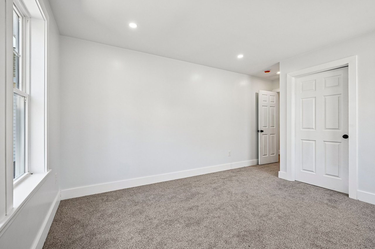 33 Seabiscuit Dr, Plymouth, MA 02360