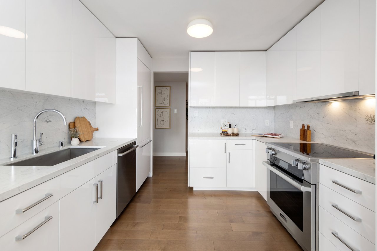 Contemporary Pacific Heights 1 Bedroom + Den