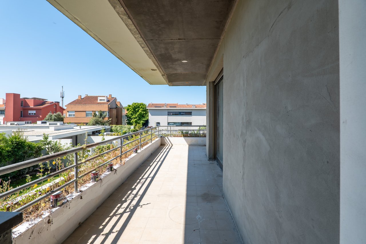Luxury 5-Bedroom Apartment with Balcony & Private Garage in Foz do Douro, Porto