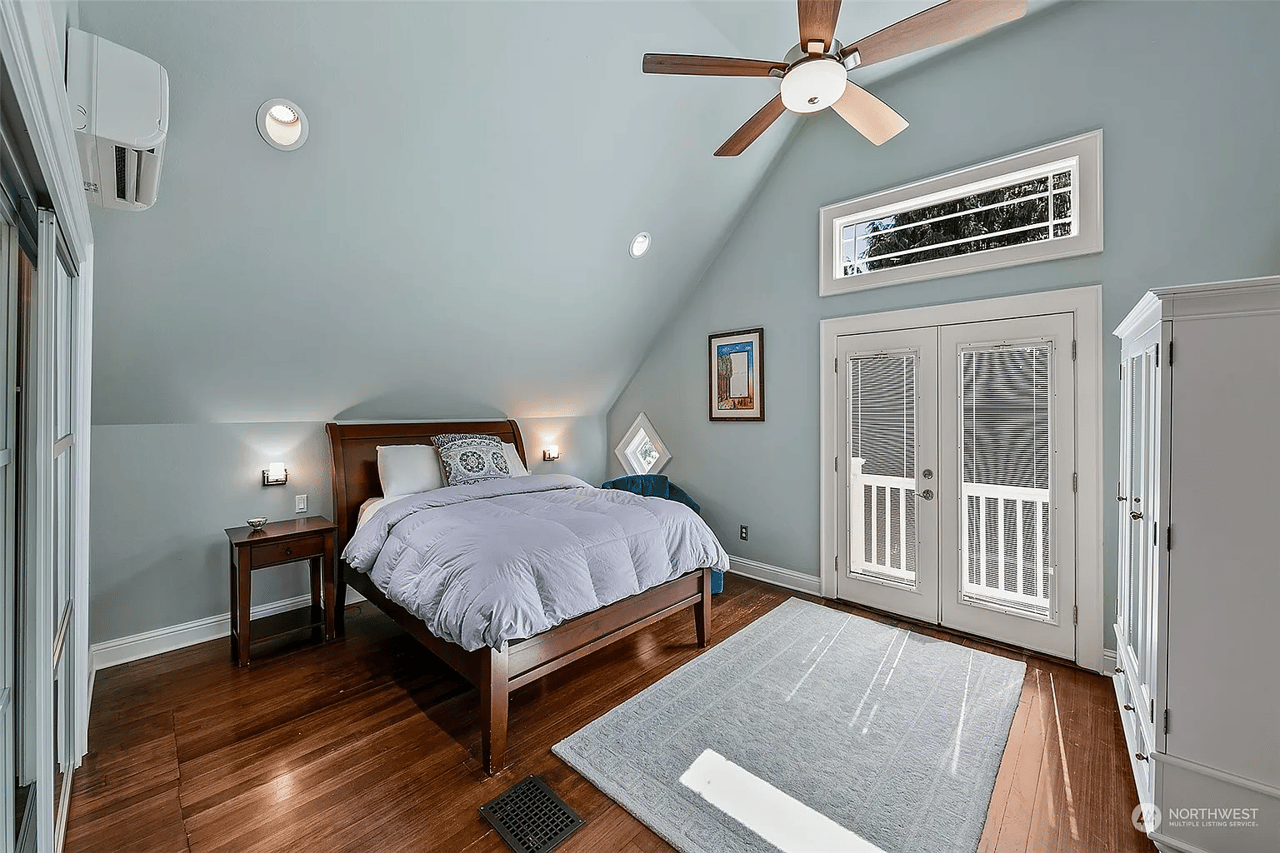 5529 Kenwood Place N