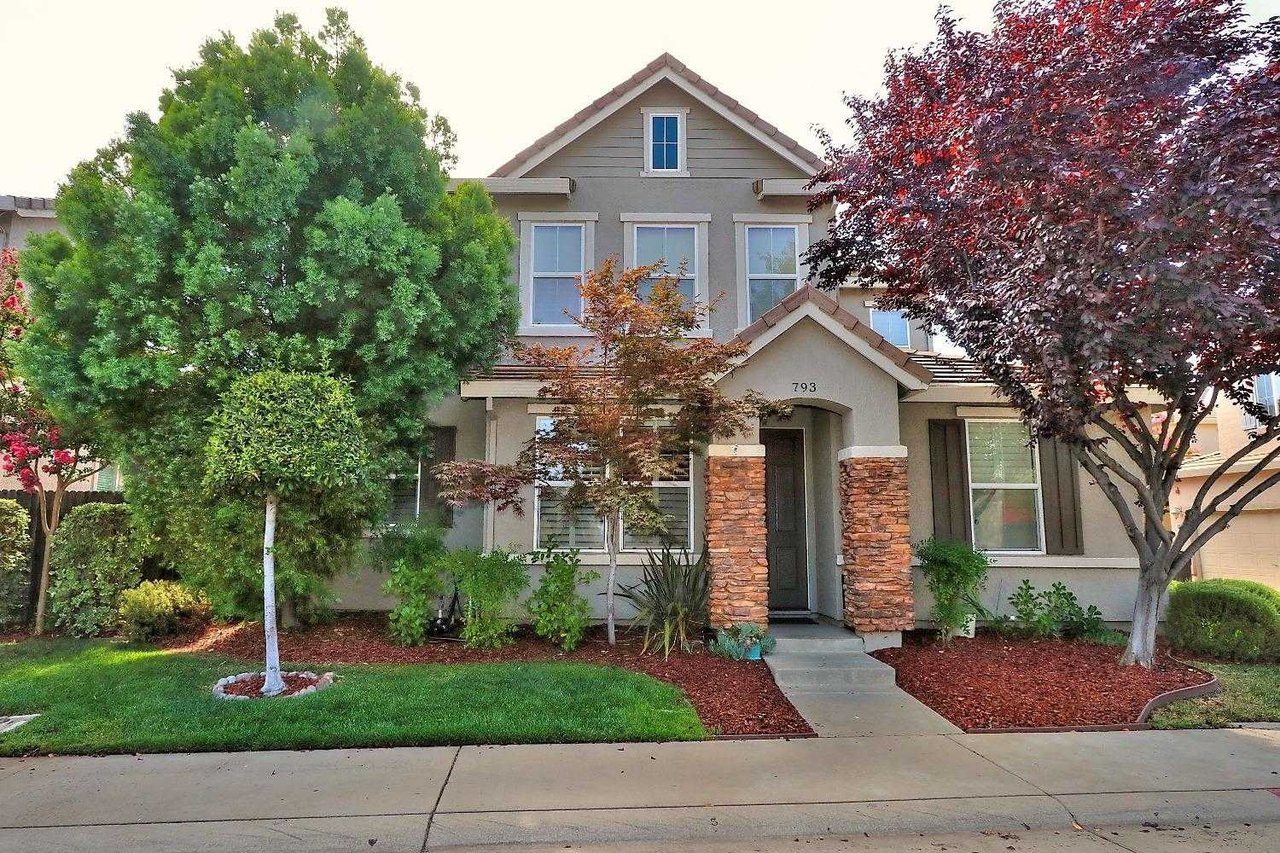 793 Courtyards Loop