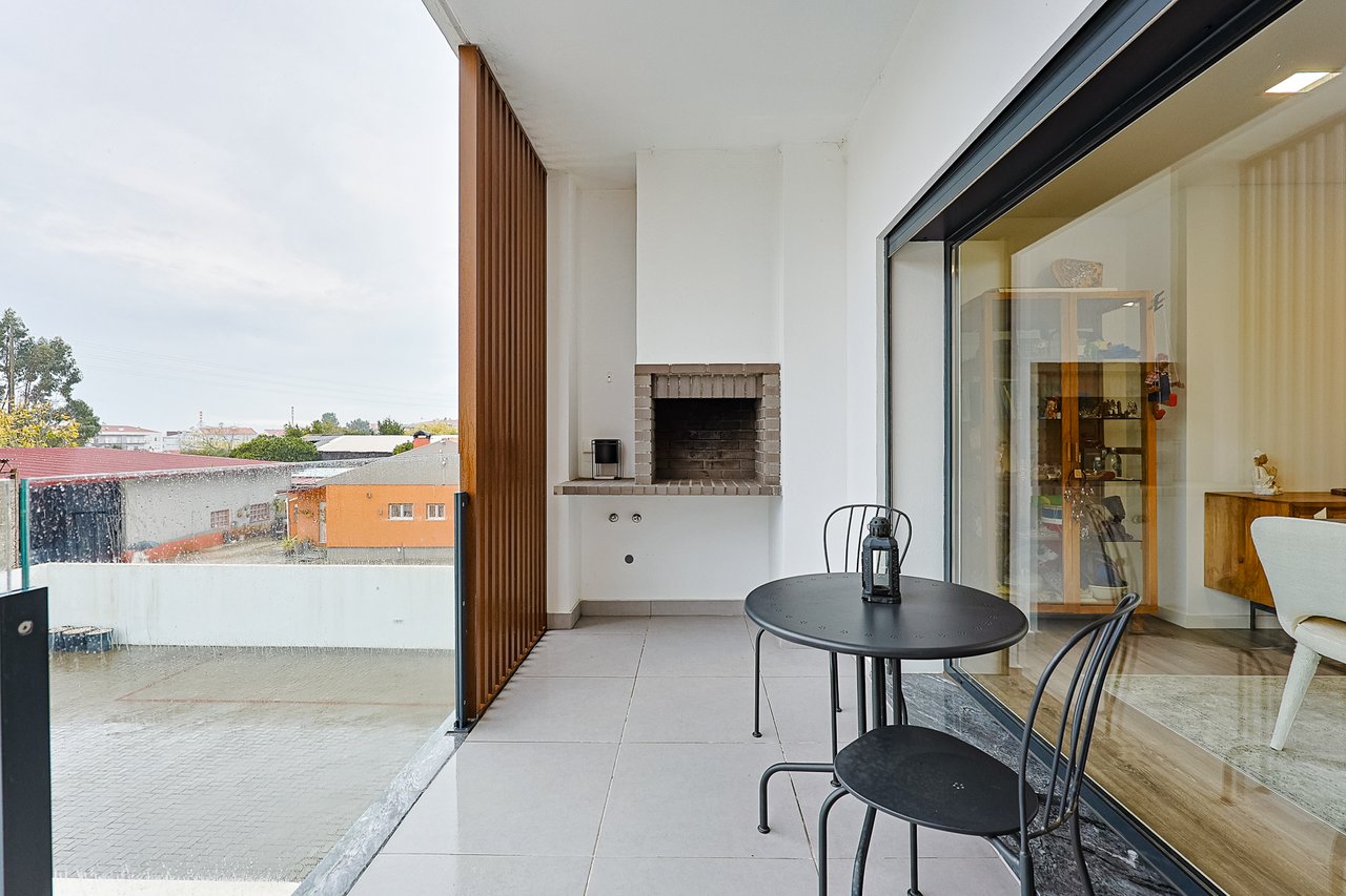 Modern 2-Bed, 2-Bath Apartment in Central Marinha Grande – Near Nazaré