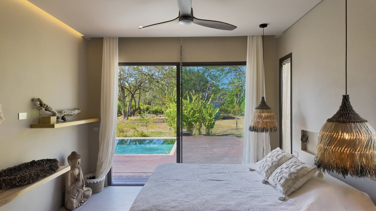 SANTA FE MODERN HOME IN CATALINA COVE | 5,410 M² LOT NEAR BEACHES