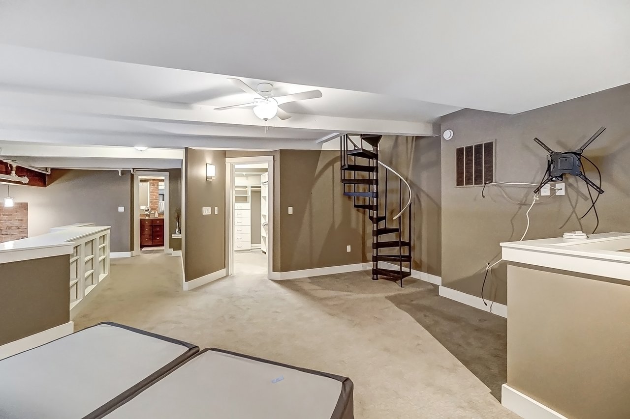 26 E 6th St. (3 units available.) #702, #802 #803