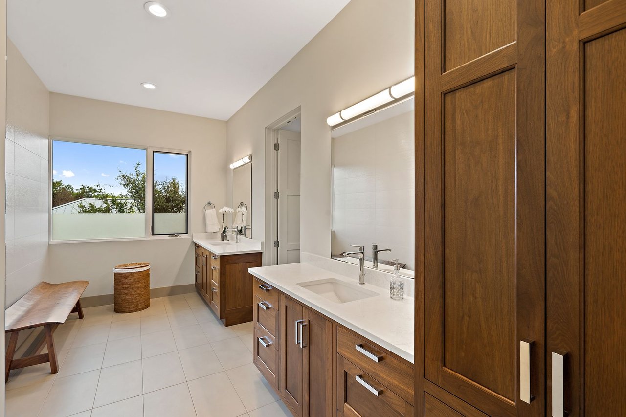 Las Lomas Contemporary