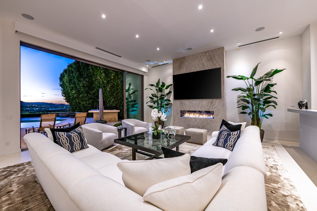 16167 Royal Oak Rd, Encino