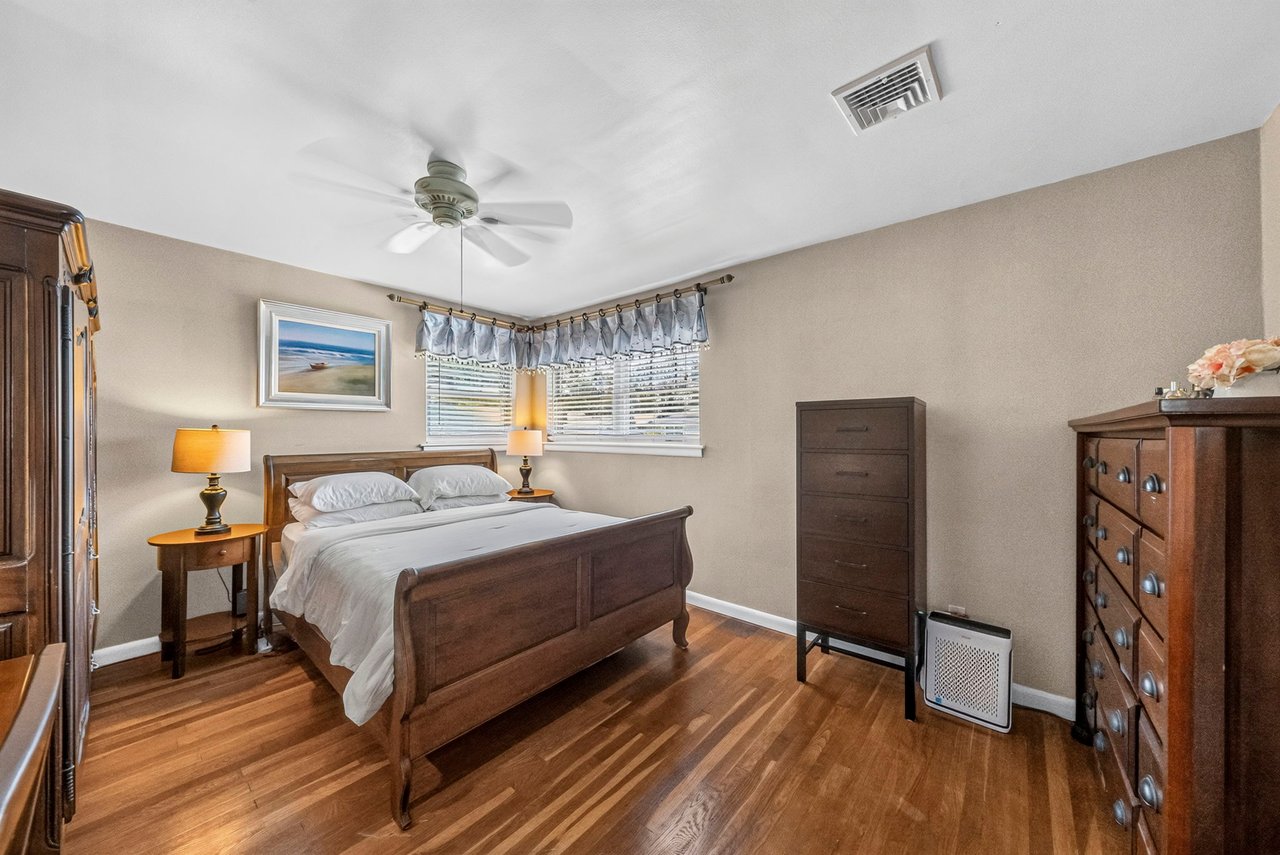 24 Beacon St