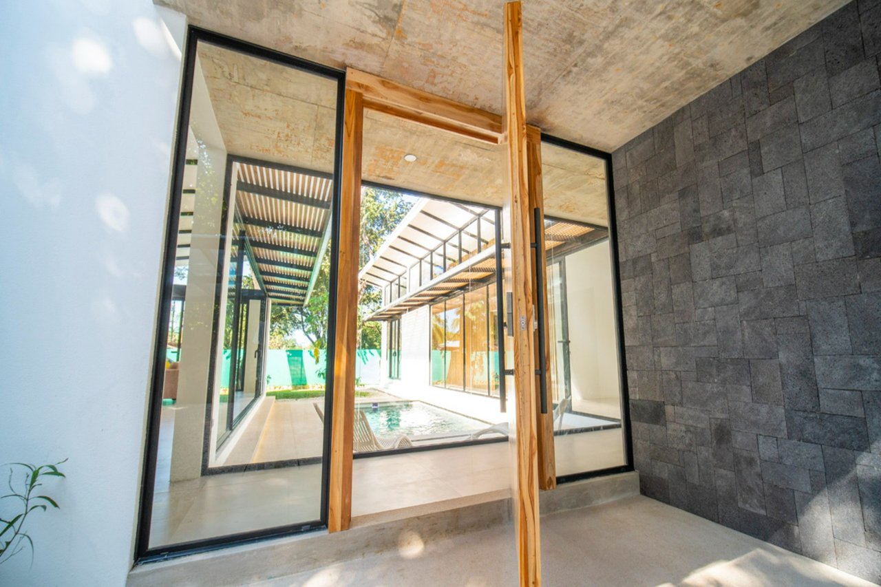 Casa Cenizaro | Elegant 4-Bed Tropical Retreat with Pool in Surfside, Potrero