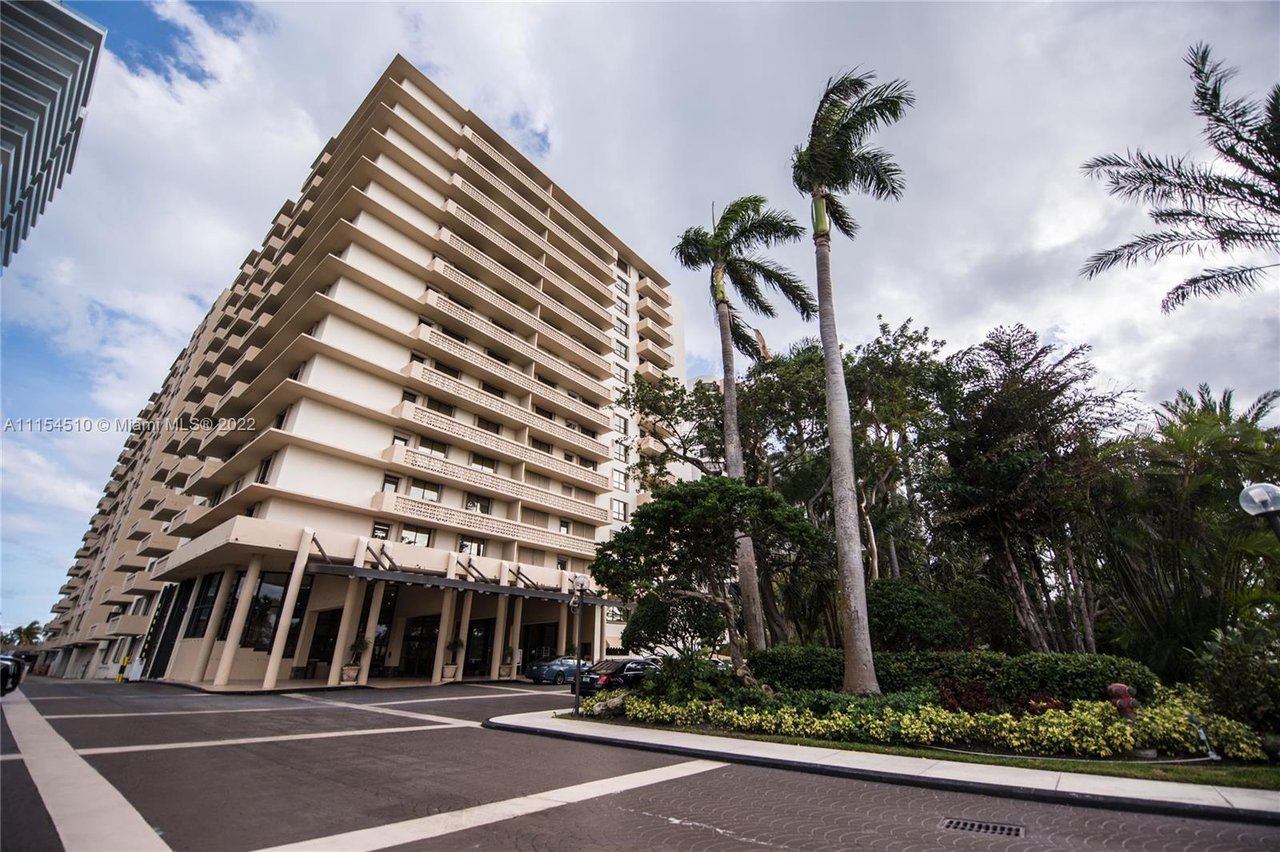 The Plaza Of Bal Harbour, Unit 315