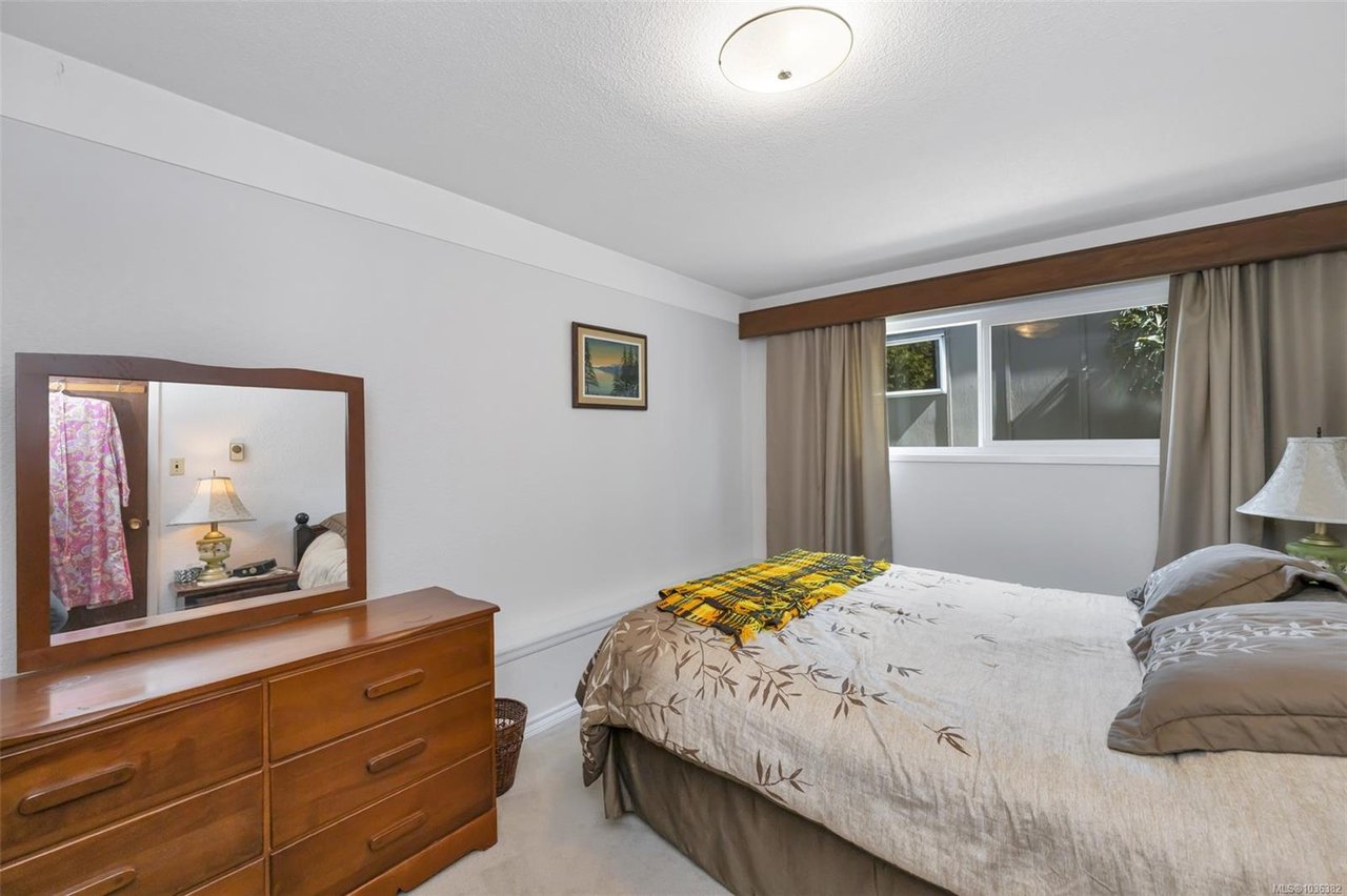 989 Abbey Rd, Saanich