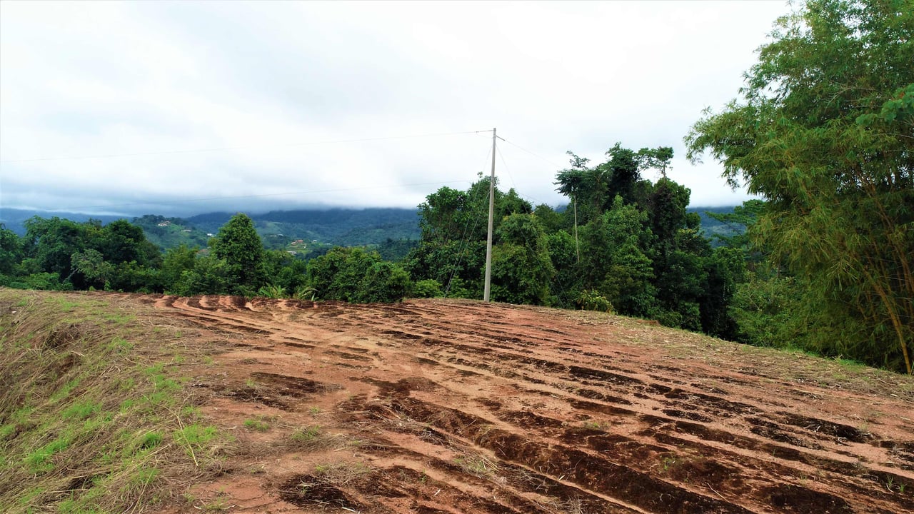 9 acres property with 360 panoramic views and 80m highway frontage