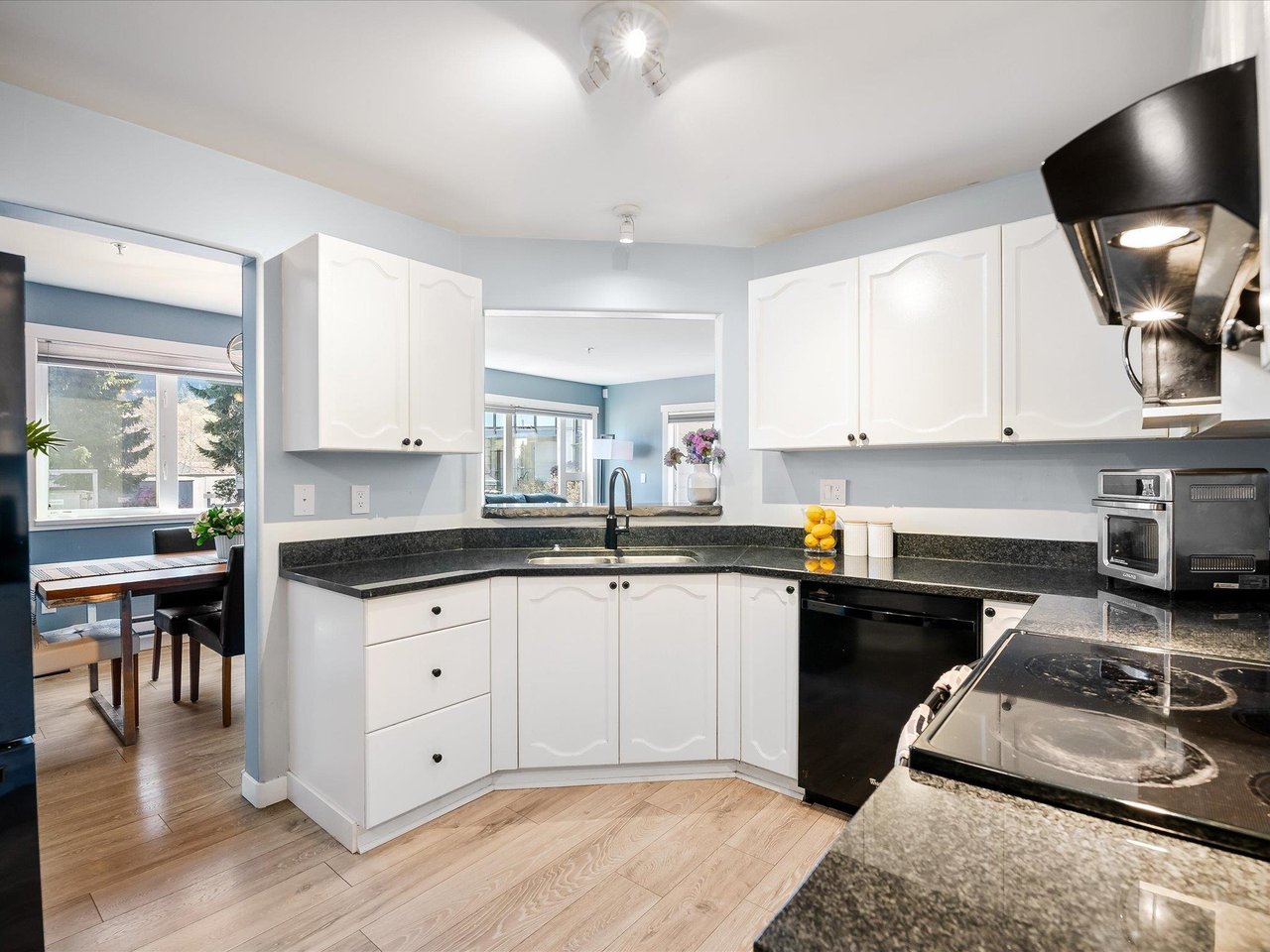 102-1460 Pemberton Ave
