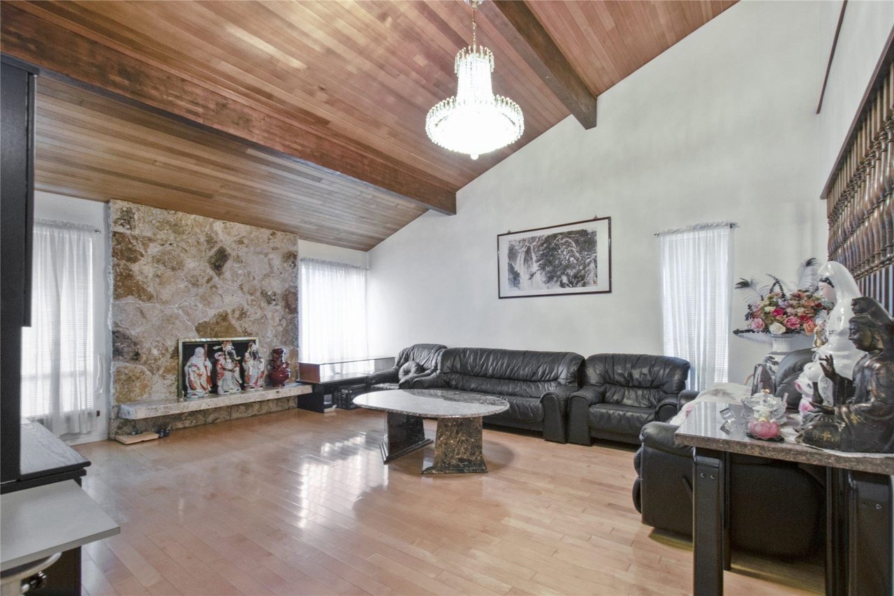 2920 Camrose Dr