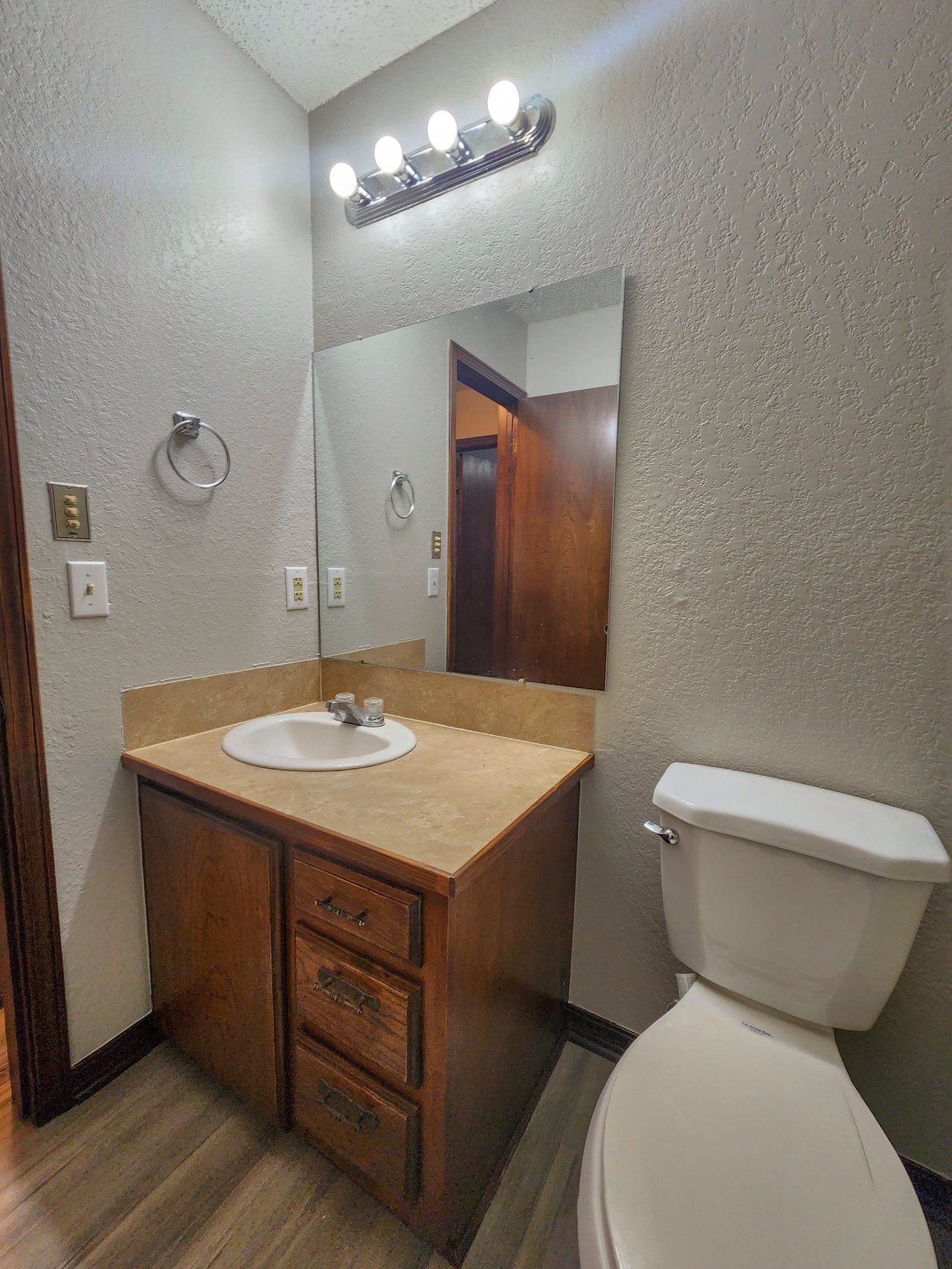 4104 N Market