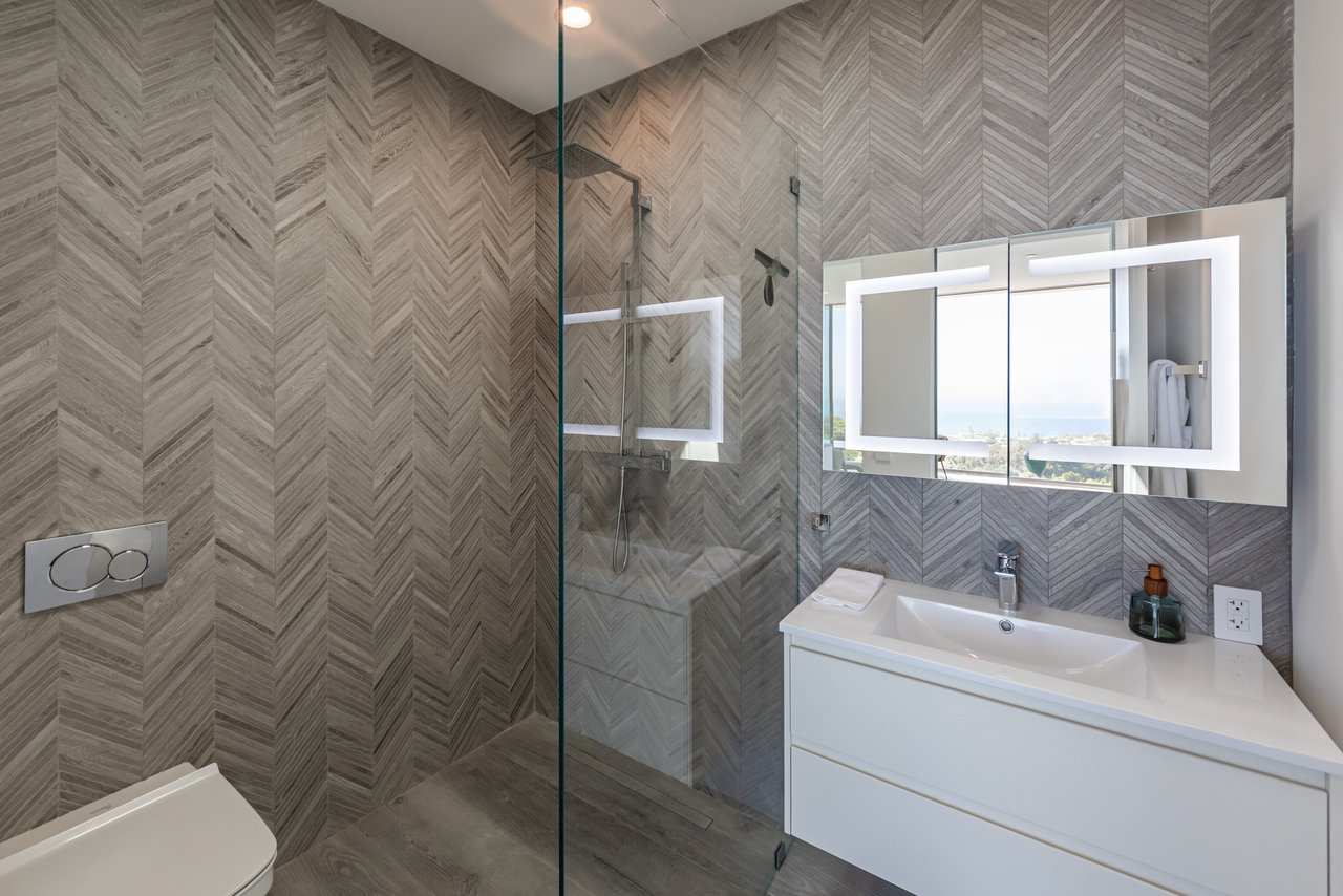 6156 Zumirez Dr