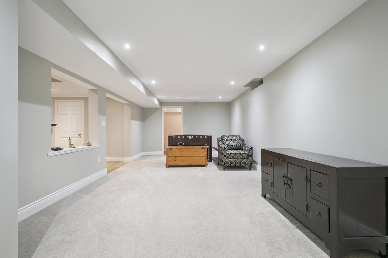 Prestigious Glen Abbey living with a backyard made for summer