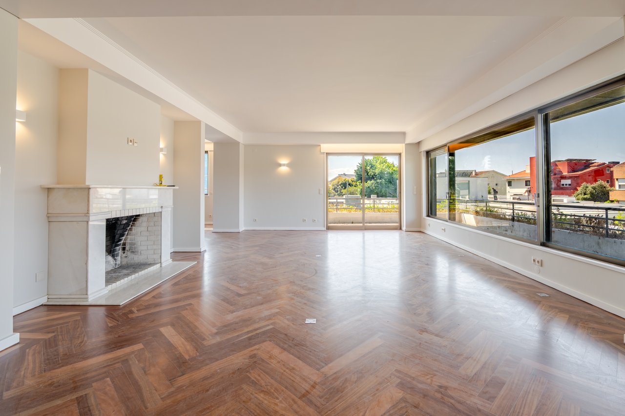 Luxury 5-Bedroom Apartment with Balcony & Private Garage in Foz do Douro, Porto