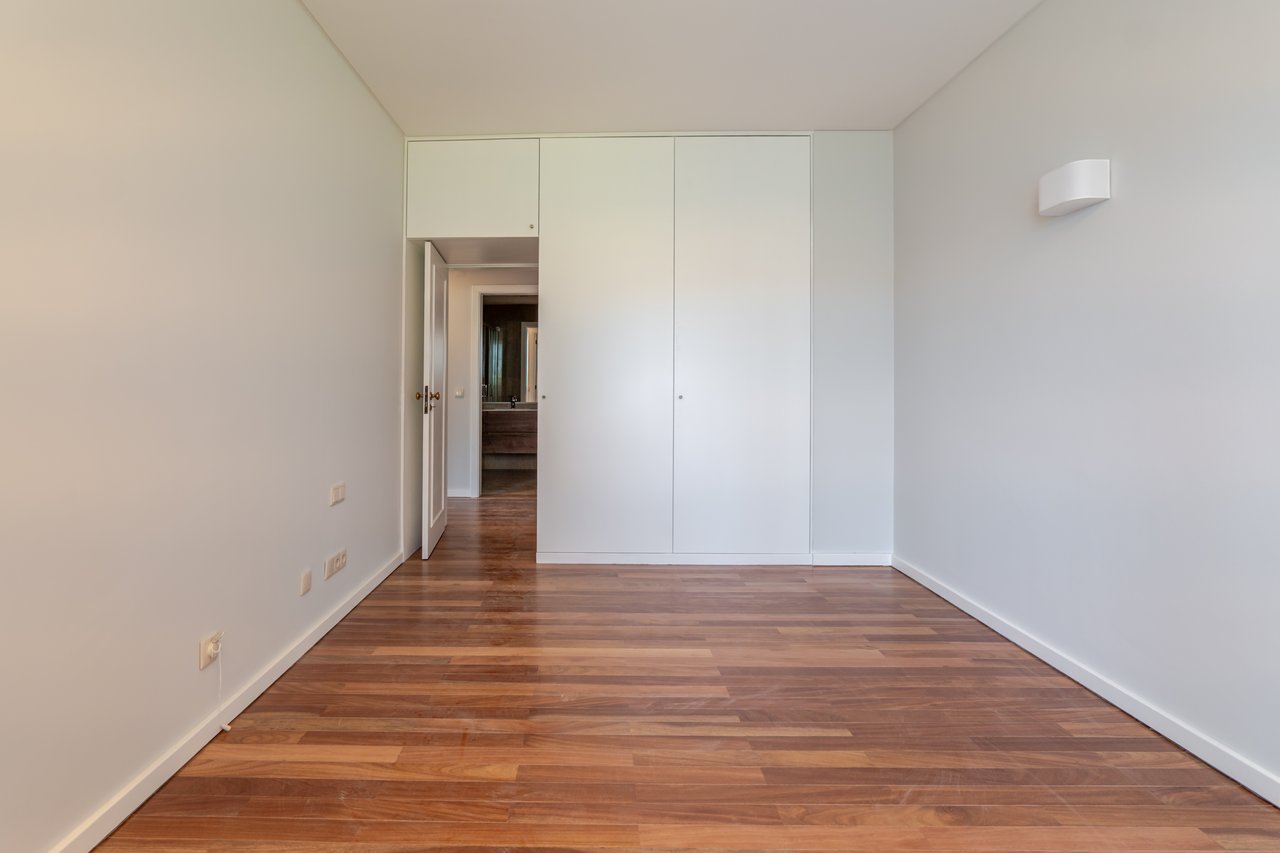 Luxury 5-Bedroom Apartment with Balcony & Private Garage in Foz do Douro, Porto