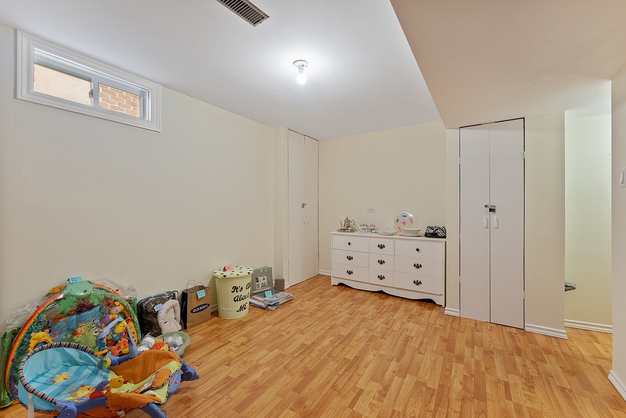 28 Thornway Ave