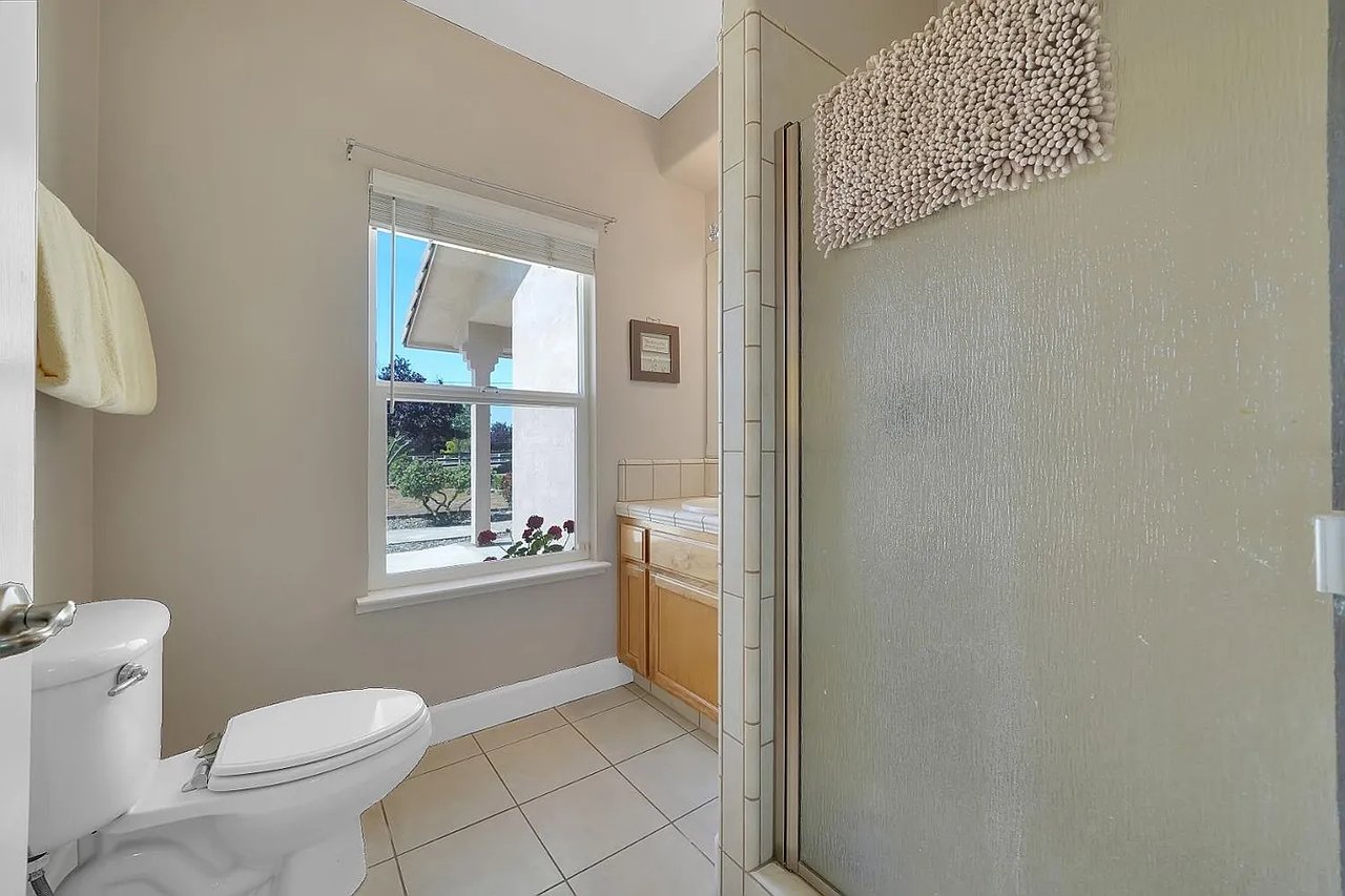 3221 Crestview Dr