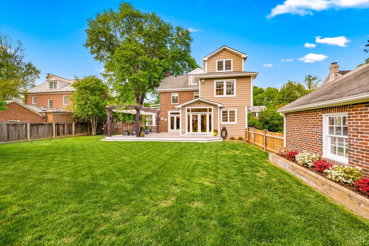22 W OAK STREET