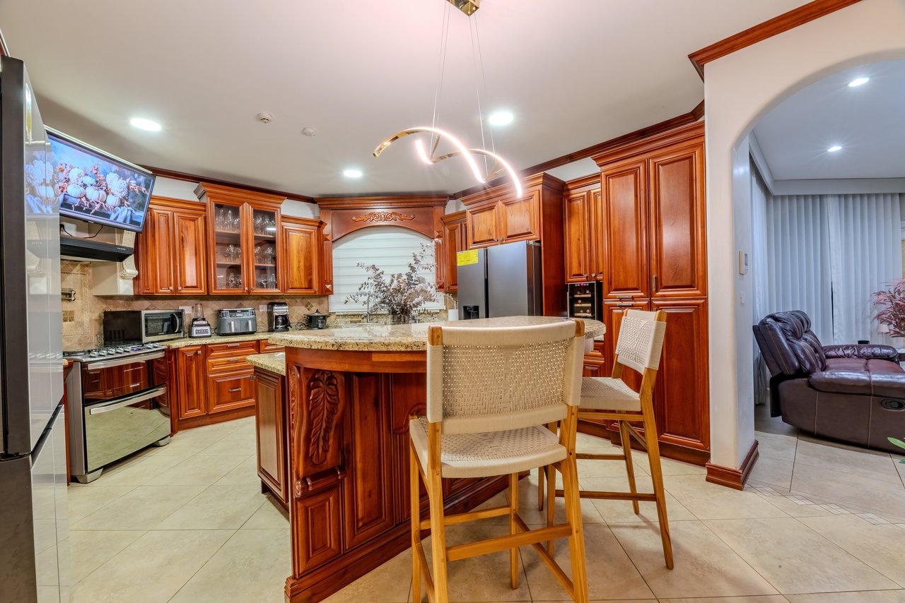 Luxury Home with Pool, Bar Area & Resort-Level Amenities | 5br, 4ba in Perez Zeledon 