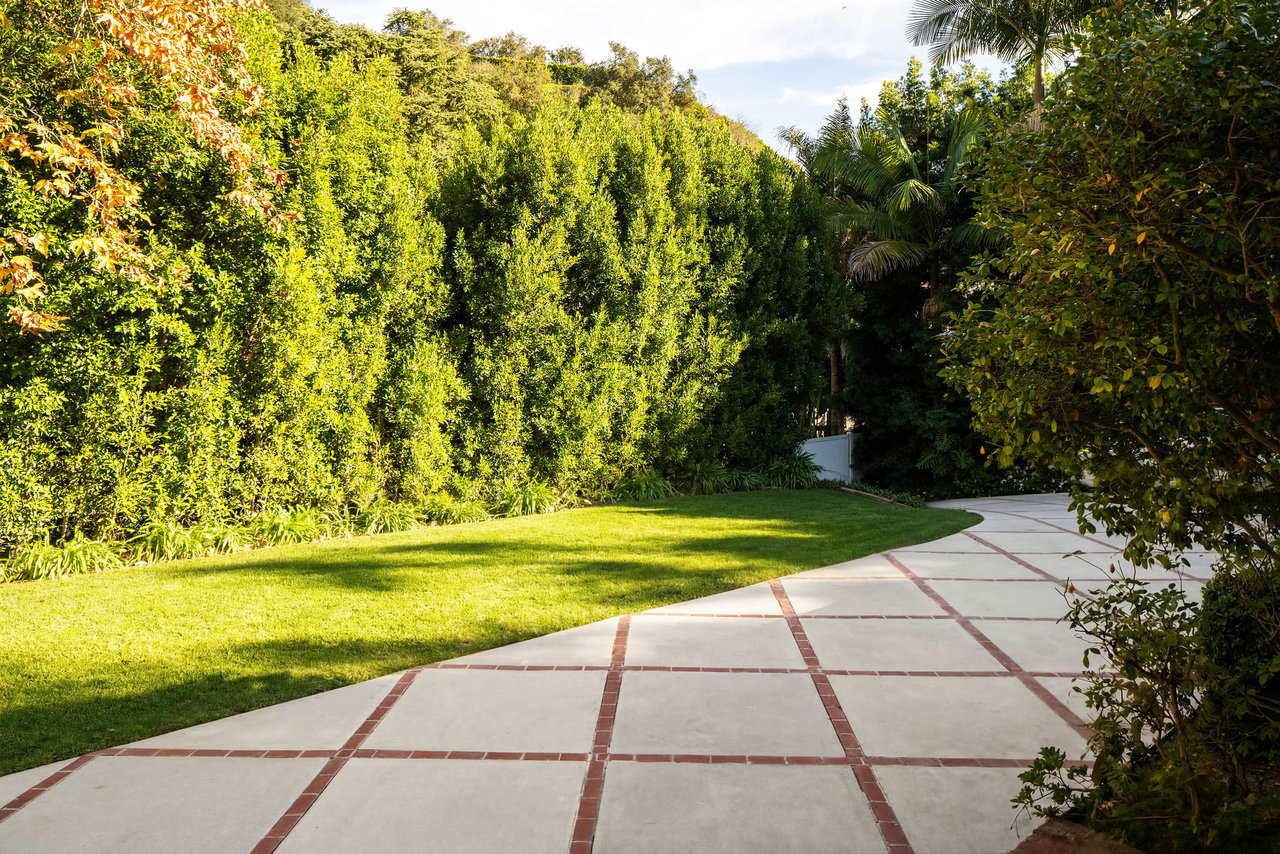 2533 Benedict Canyon Drive