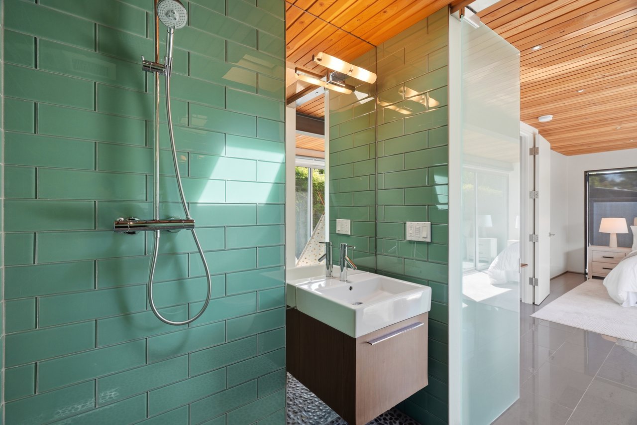 1109 Lorne WAY