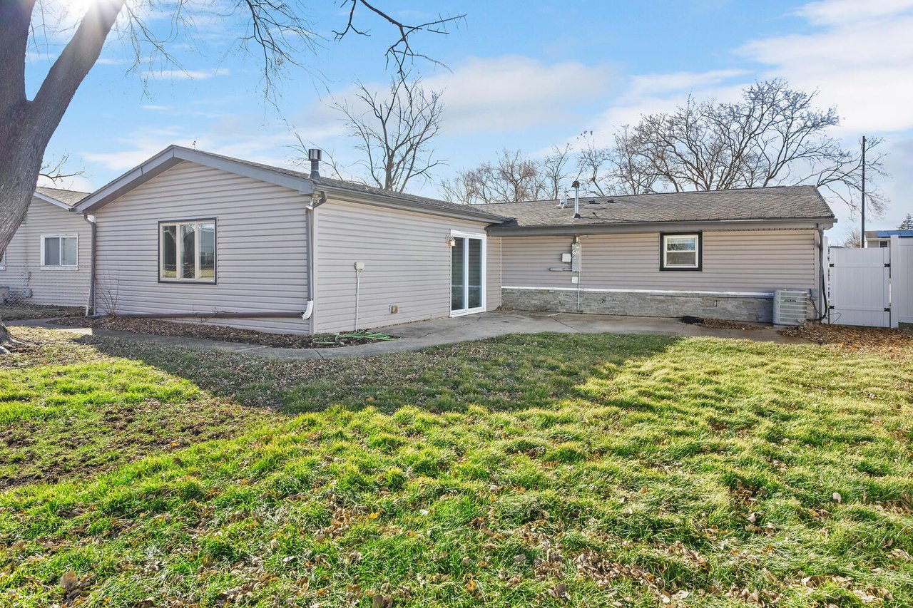27 Hawthorne Ln, Streamwood IL. Move-In Ready Ranch with Vaulted Living Space