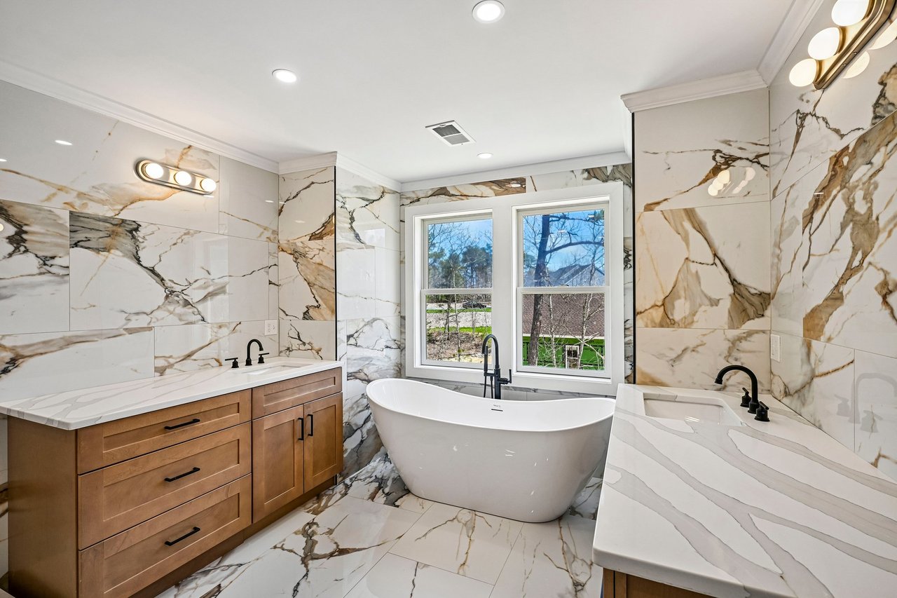 33 Seabiscuit Dr, Plymouth, MA 02360