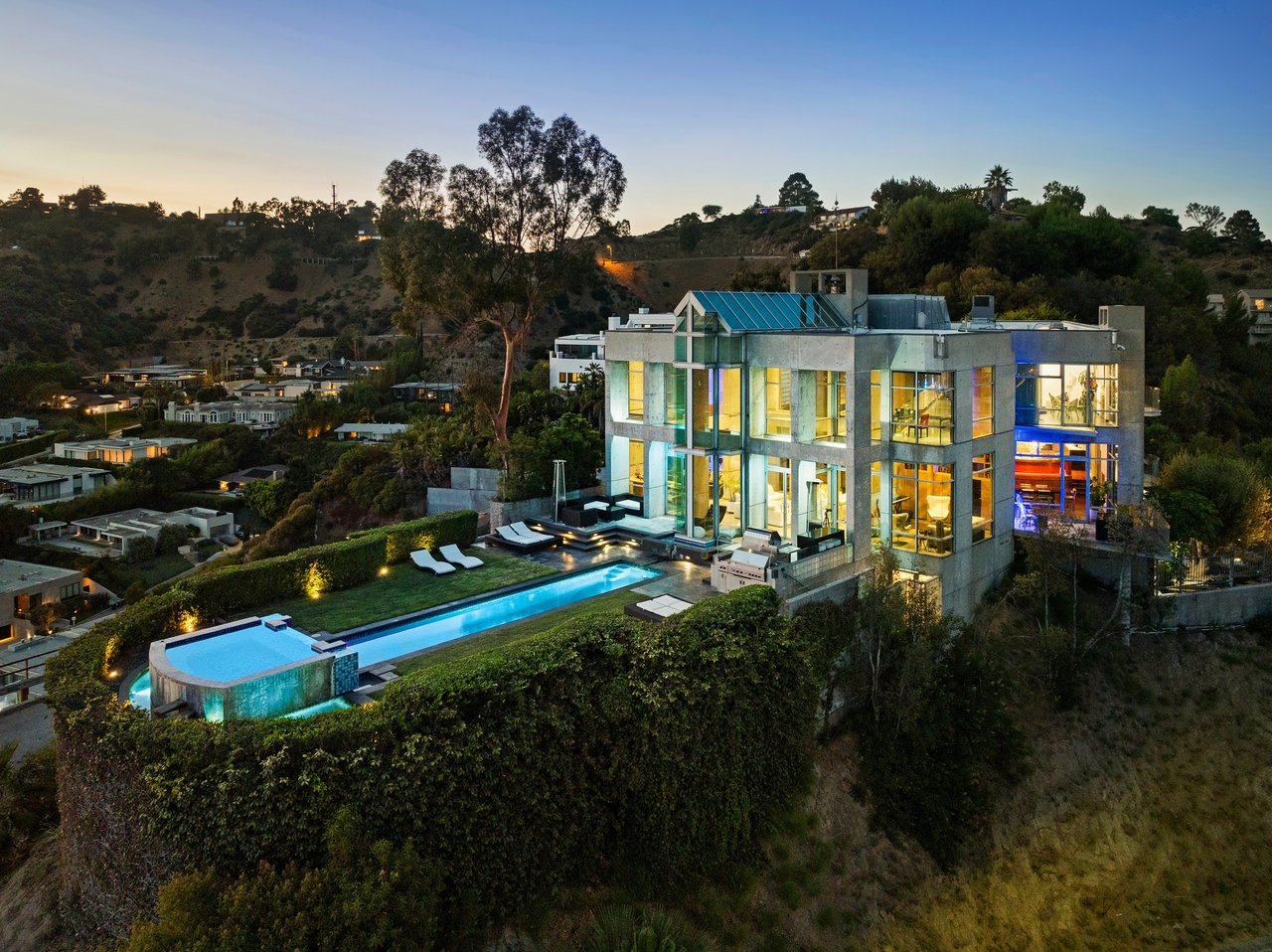 2260 Sunset Plaza Dr