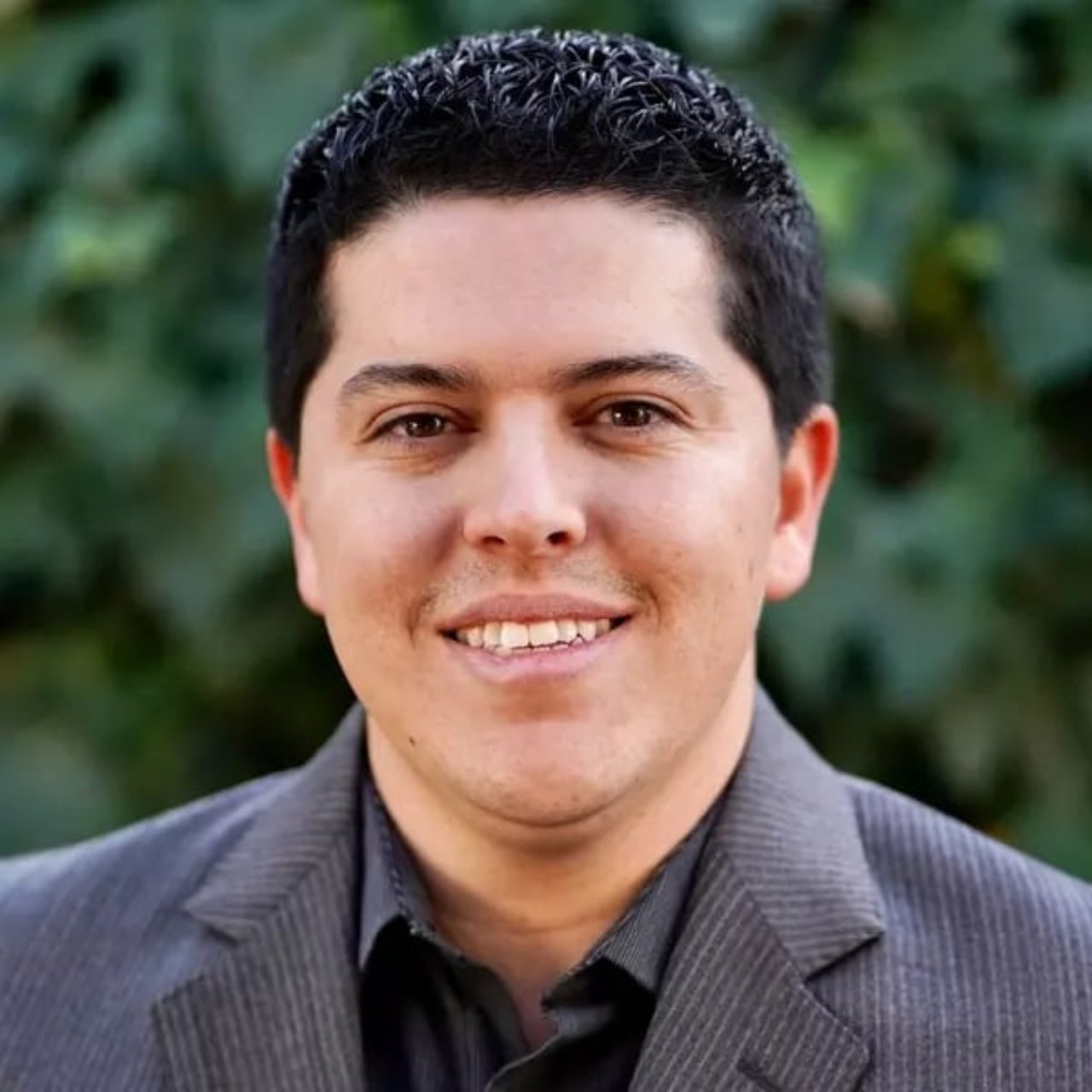 Robert Aguirre Sacramento, CA Real Estate Agent Headshot