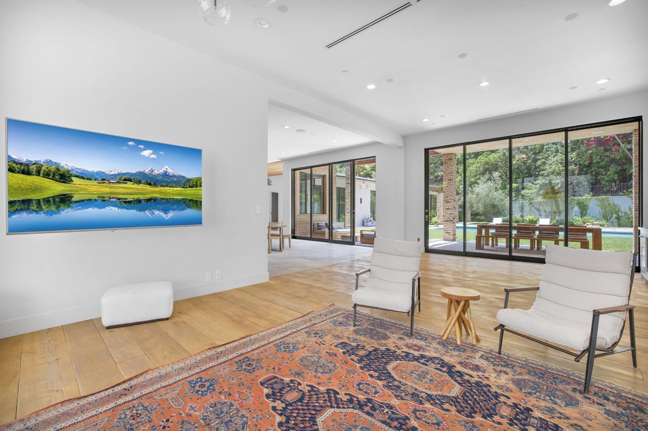 Bowmont Dr, 90210