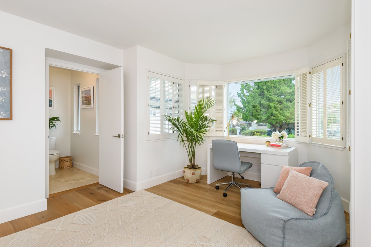 Refined Single-Level Waterfront Retreat