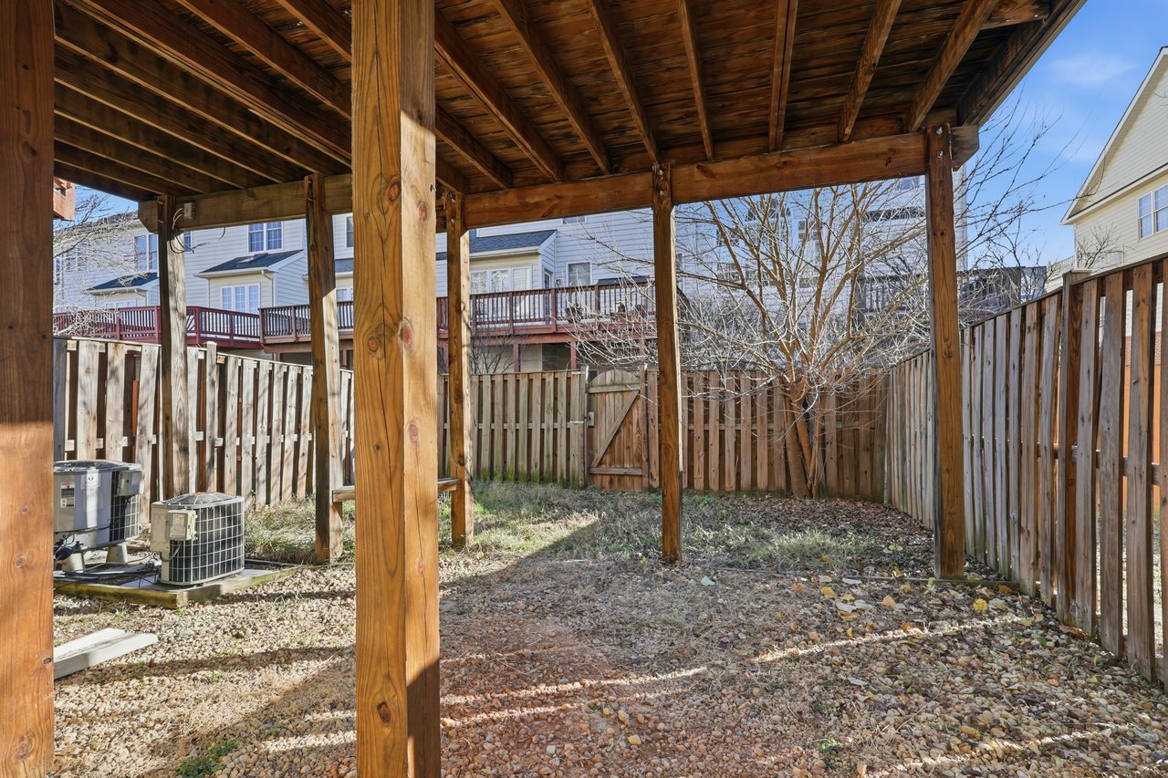 42757 Gelding Sq, Chantilly, VA 20152	