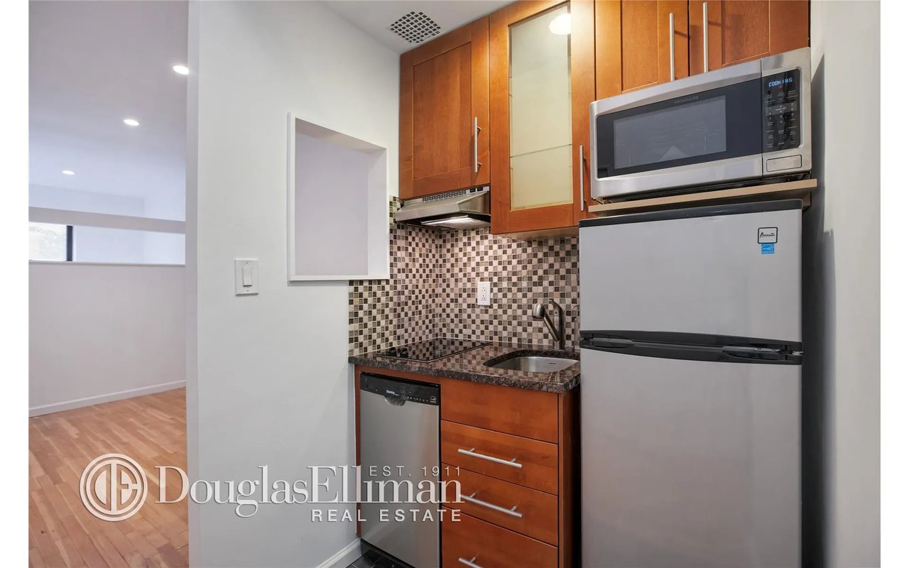 230 East 52nd Street Unit: 3D